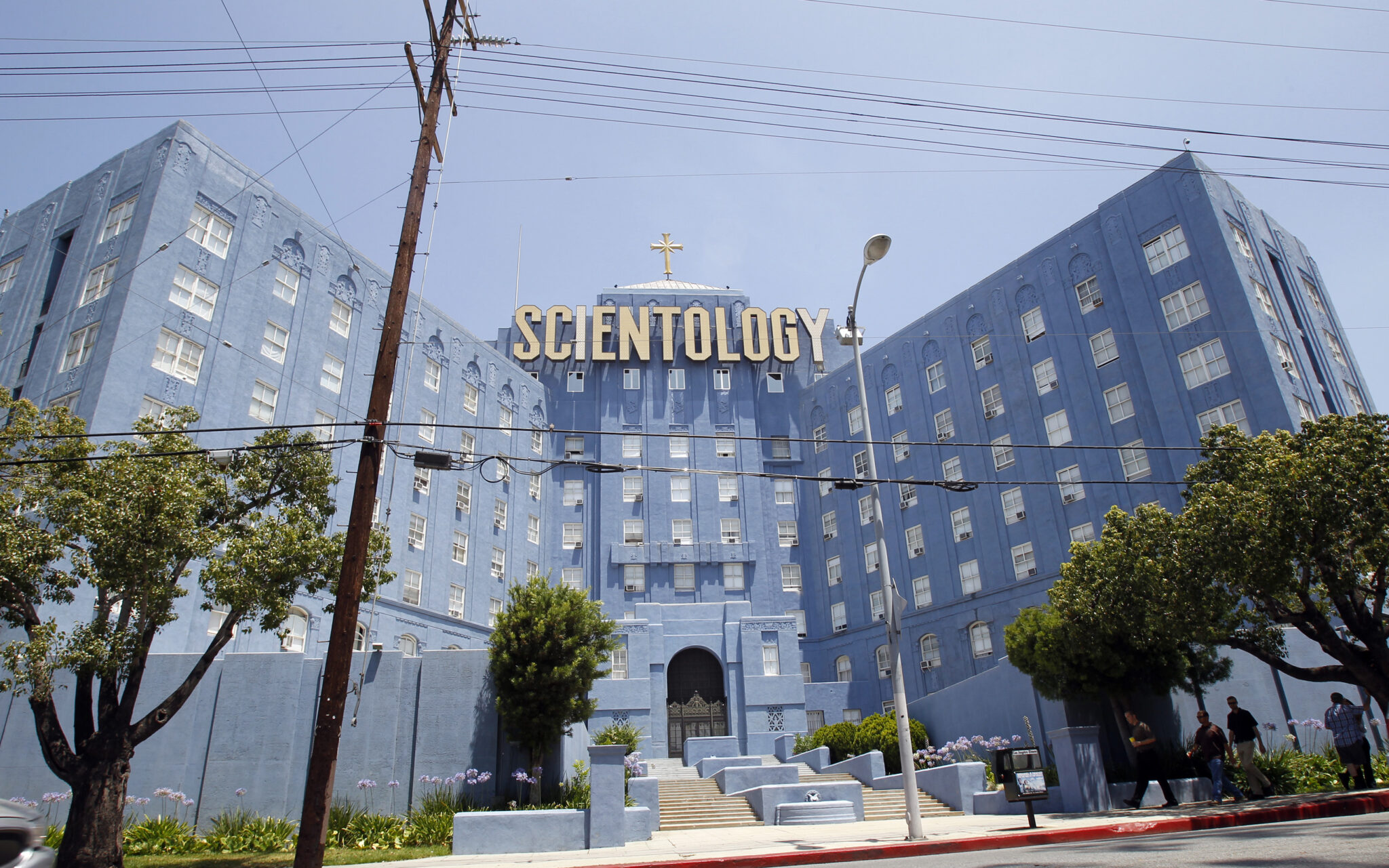 People walk past the Church of Scientology of Los Angeles building in Los Angeles, California July 3, 2012.  REUTERS/Mario Anzuoni  (UNITED STATES - Tags: RELIGION SOCIETY) - RTR34K5O