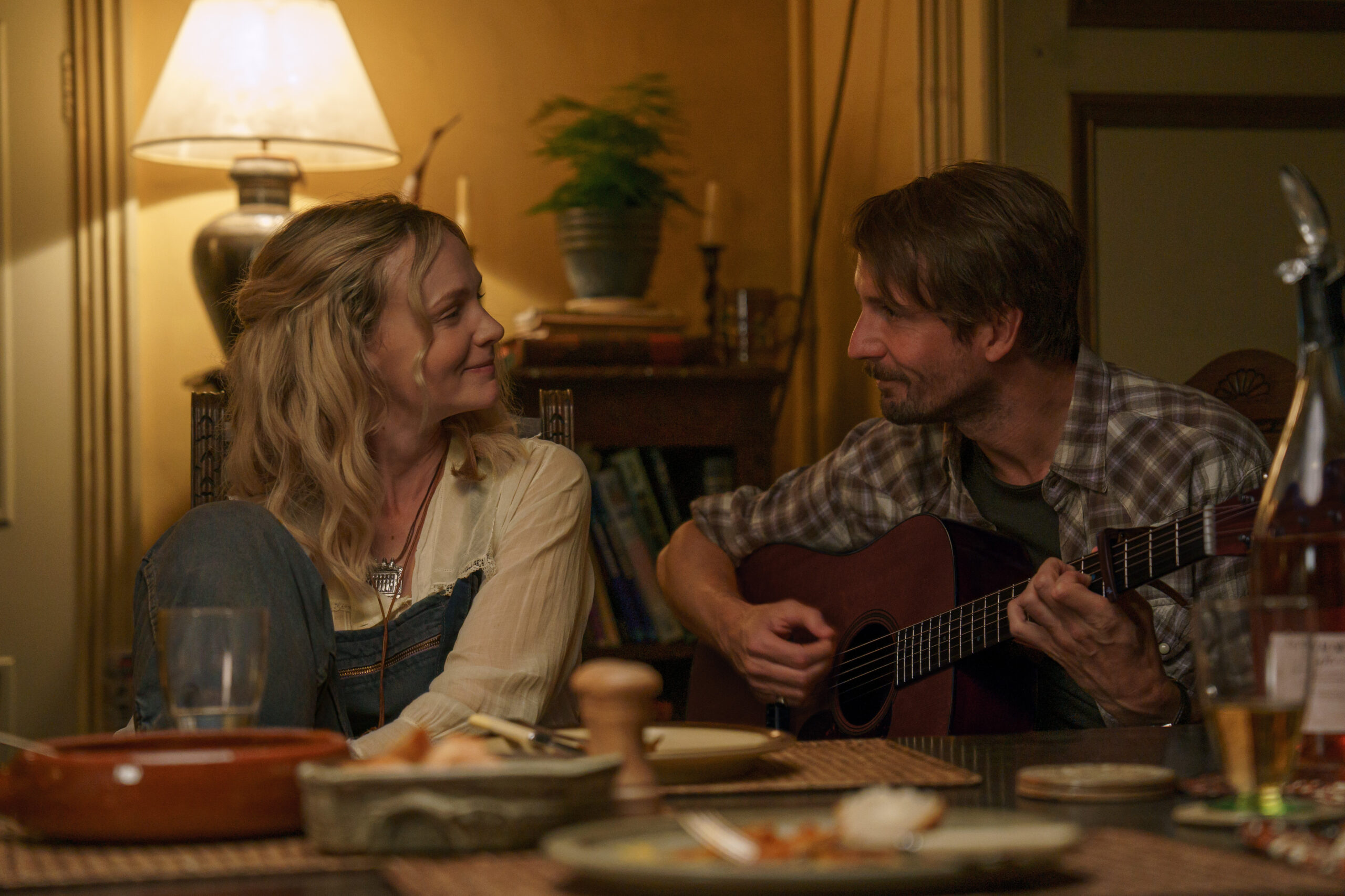 (L to R) Carey Mulligan as Nell Mortimer and Tom Basden as Herb McGwyer in director James Griffiths' THE BALLAD OF WALLIS ISLAND, a Focus Features release. Credit: Alistair Heap/Focus Features ©2025 All Rights Reserved